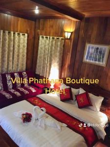 琅勃拉邦帕莎纳精品酒店的木墙客房 - 带两张单人床