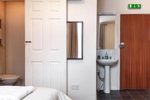 格洛斯特City Centre Guest House的一间带床、水槽和卫生间的浴室
