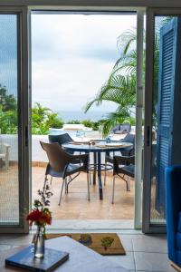 赛姆Hermoso Departamento Casa Blanca remodelado 2 Habitaciones Wi-Fi Netflix的庭院内带桌椅的用餐室