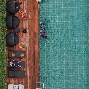 巴淡岛中心巴塔姆中心哈里斯酒店的游泳池游泳者的顶部景色