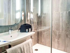 巴黎宜必思巴黎贝尔西村酒店的带淋浴、盥洗盆和镜子的浴室