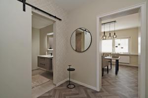 诺德霍恩Quartier 23的一间带镜子的浴室和一间用餐室