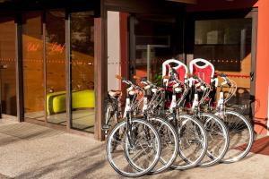 ManzanoElliot Osteria e dormire in collina的停在商店前面的一排自行车