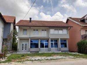 KrževićiAS guesthouse的白色房子,有红色屋顶