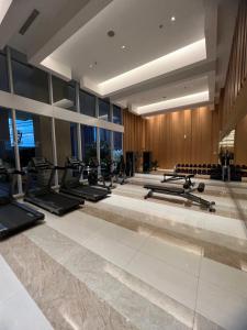 棉兰Apartment podomoro deli city lexington tower的建筑物内健身房,设有一排健身器材
