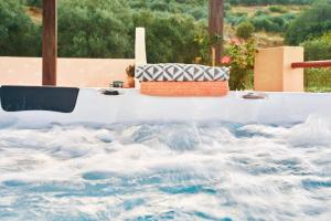 MouríonMouri Villa的海浪顶上带枕头的白色桌子