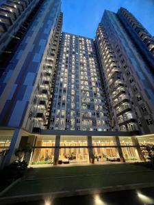 棉兰Apartment podomoro deli city lexington tower的一座高大的建筑,有很多窗户