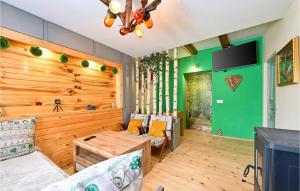 HrašćinaCozy Home In Gornja Konjscina With Wifi的客厅设有绿色墙和桌子