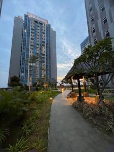 棉兰Apartment podomoro deli city lexington tower的一座高楼城市的步行道