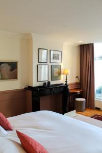 安特卫普Huis Dujardin Bed&Breakfast的酒店客房配有一张床和一个壁炉。