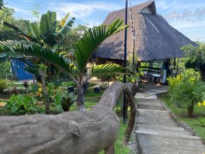 CalataganHilltop Cabins (Calatagan, Batangas)的鸟像在建筑物前