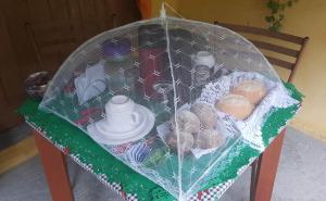 伊利亚贝拉Suítes Cocaia的一张桌子上放着一把雨伞和鸡蛋