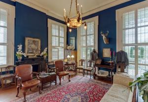 维克斯堡The Duff Green Mansion的客厅设有蓝色的墙壁和吊灯。