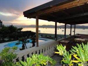 圣特罗佩Villa Playa del Sol - B2的享有水景的带游泳池的度假酒店