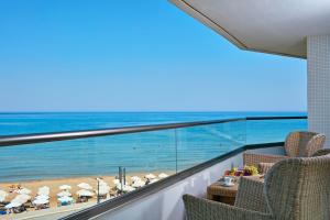 古瓦伊The Island Hotel - Adults Only -的享有海滩和海洋景致的阳台。