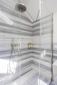 洛迦诺Villa Rossella的带淋浴的浴室和玻璃门