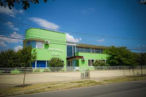 蒂米什瓦拉Pensiunea Dolce的绿色的建筑,上面有为人父母的词