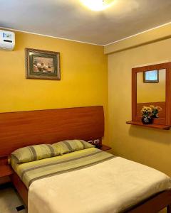 瓜亚基尔Hostal Montesa的一间卧室配有一张床和镜子