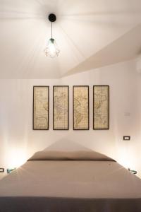 奥尔比亚Sardinian Rhapsody的卧室配有四幅壁挂图