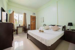 长滩岛Shorebreak Boracay Resort的一间卧室设有一张大床和一个窗户。