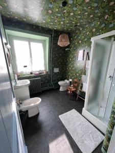 图尔昆Chambre au petit Chateau的一间带卫生间和水槽的浴室
