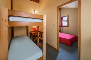 普拉洛尼昂拉瓦努瓦斯阿尔卑斯岩石酒店的一间客房内配有两张双层床的房间