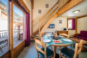 普拉洛尼昂拉瓦努瓦斯阿尔卑斯岩石酒店的一间带桌椅的用餐室和一个阳台