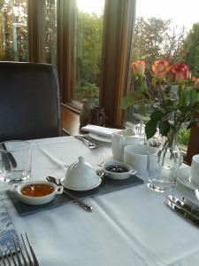 英格尔顿摩尔景致住宿加早餐旅馆的一张桌子,上面有白色的桌布和花瓶