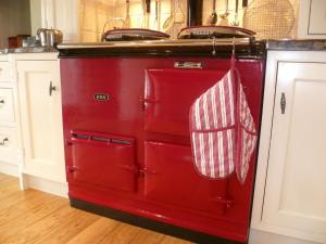 英格尔顿摩尔景致住宿加早餐旅馆的旧红色烤箱,上面挂着两条毛巾