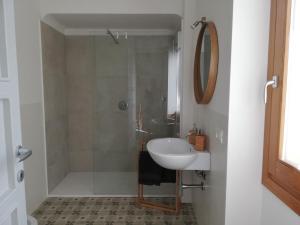 San GregorioB&B San Gregorio SINNAI的一间带水槽和淋浴的浴室