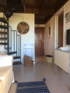 圣特奥多罗Porto Coda Cavallo的一间铺有蓝色地毯的客厅