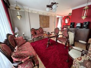 拉巴斯Departamento por Temporadas的客厅配有红色家具和红色地毯。