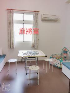 Wei-ch'ien一見鐘情獨棟包棟民宿的客房设有桌椅和窗户。