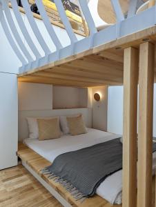 布拉索夫Luminarium的一间卧室配有高架床和白色寝具