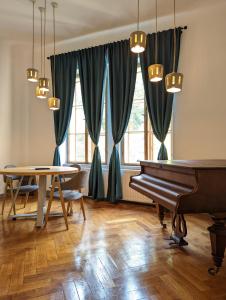 布拉索夫Luminarium的客厅配有钢琴和桌子