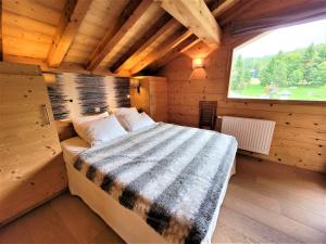 Chalet Les Gets, 8 pièces, 14 personnes - FR-1-598-27客房内的一张或多张床位