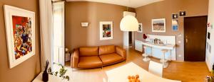 卡塔尼亚Cutelli Home Catania的客厅配有真皮沙发和桌子