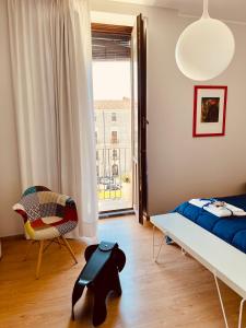 卡塔尼亚Cutelli Home Catania的卧室配有床、椅子和窗户。
