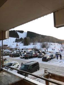梅塔比耶Metabief- Front de piste的雪地里停有汽车的停车场