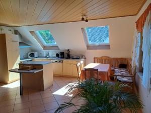内托芬Wohnung zum Wohlfühlen的厨房以及带桌椅的用餐室。