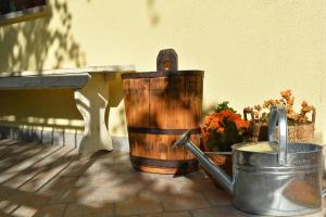 弗留利地区奇维达莱CividaleMia, casa vacanza的木桶和板凳旁边的桶