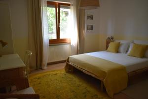 弗留利地区奇维达莱CividaleMia, casa vacanza的一间卧室设有一张大床和窗户