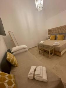 巴里Casa di zia Pupetta的一间设有两张床铺和毛巾的房间