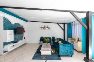 库鲁Villa Comfort-Soleil的客厅配有蓝色的沙发和桌子