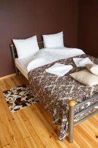帕维洛斯塔维苏玛雅兹维尼斯酒店的一张带白色床单和枕头的床