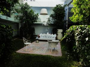 埃斯特角城Yoo Punta Del Este的花园配有沙发和桌椅