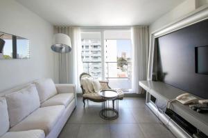 埃斯特角城Yoo Punta Del Este的客厅配有白色沙发和电视