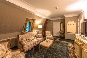 茨维泽尔Robenstein Hotel & SPA - Villa的客厅配有沙发和桌子
