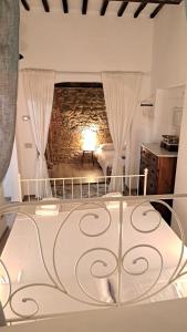 芬奇Casina di Alice的一间卧室设有一张床和砖墙