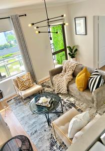 约翰内斯堡Nal'enzo Luxe Stays的客厅配有沙发和桌子